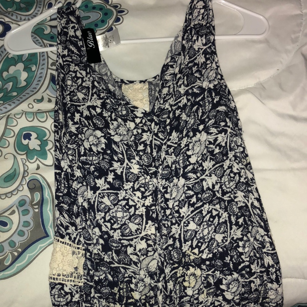 It’s black and white it’s a short sleeve